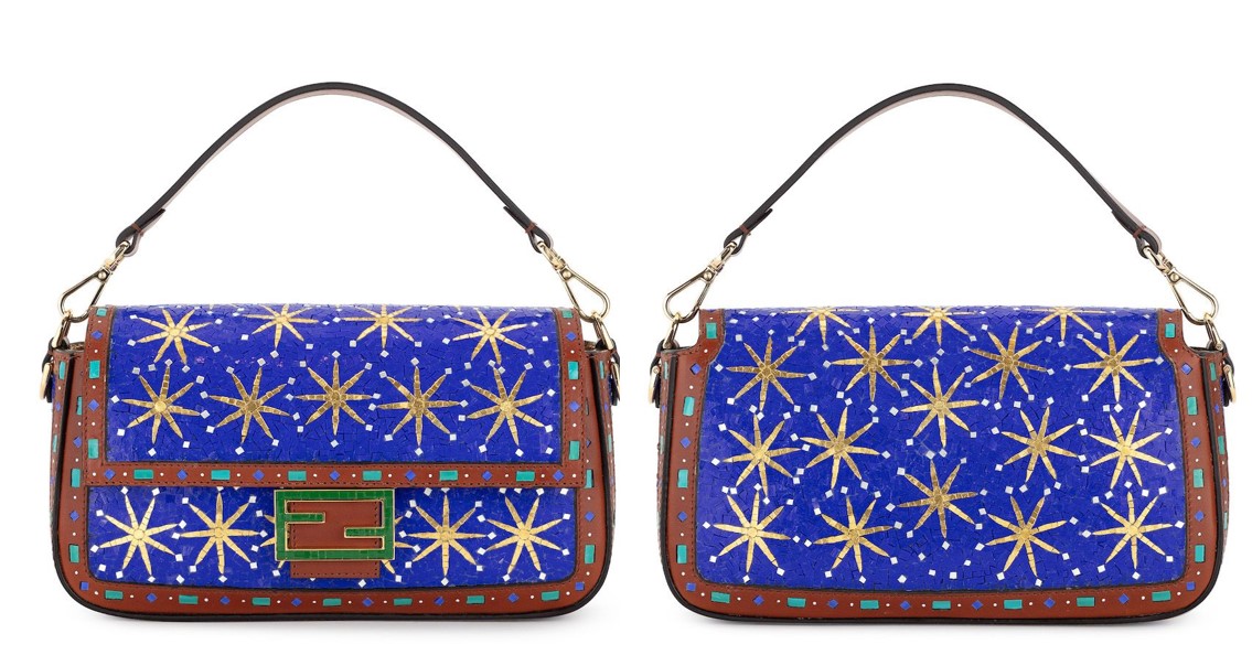 bolsa feminina, bolsa Fendi, artesanato Foto vista frontal e costas da bolsa Baguette Fendi com mosaicos em cor azul e estrelas douradas.