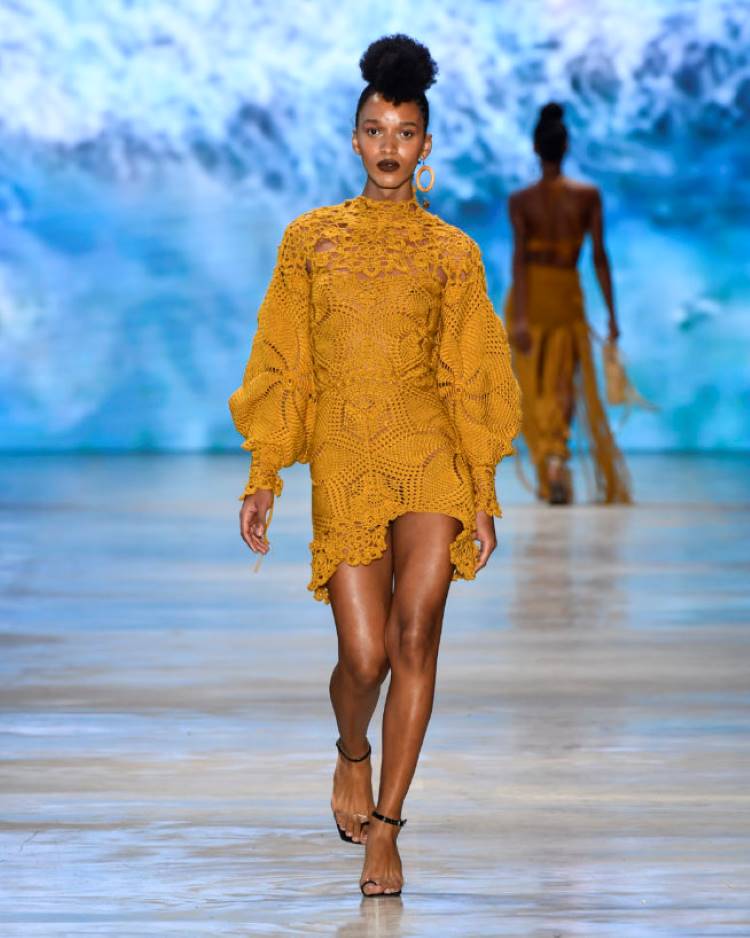 SPFW N52: desfile da Ateliê de mãe. Modelo desfila com vestido de crochê mostarda SPFW N52: desfile da Ateliê de mãe