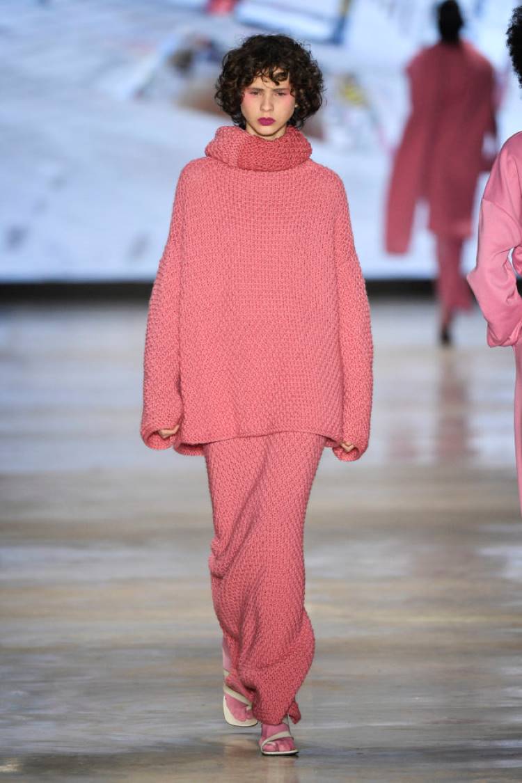 SPFW N52: modelo desfila com conjunto de tricot rosa SPFW N52: