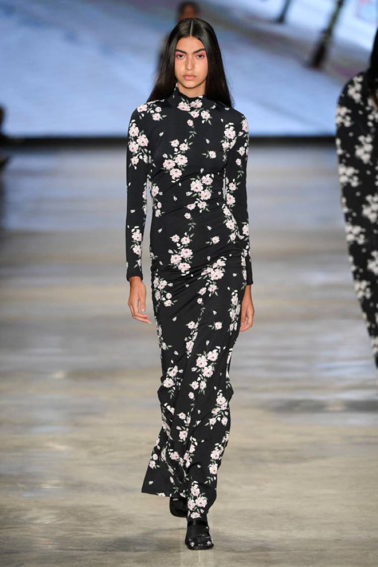 SPFW N52: desfile da Weider Silveiro. Modelo desfila com vestido longo floral SPFW N52