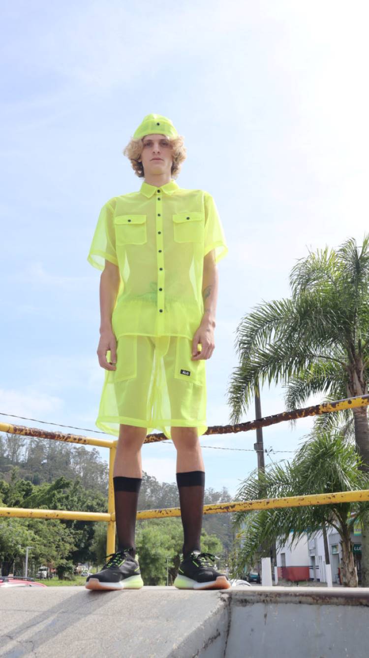 SPFW n 52 3° dia de desfiles ALG modelo usa roupa neon SPFW n 52 3° dia de desfiles