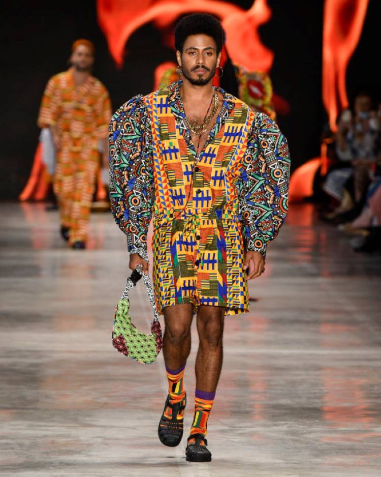 SPFW N52: desfile da Meninos Rei, modelo desfila com vestido estampado SPFW 3° dia de desfiles traz diversidade, moda genderless e muito crochê!