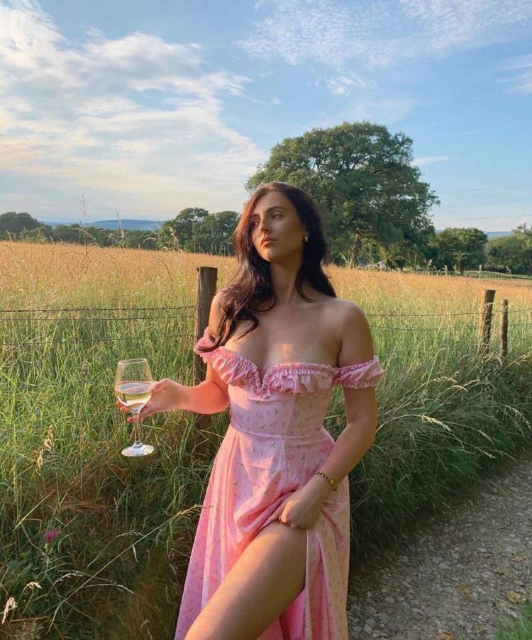 mulher de vestido rosa