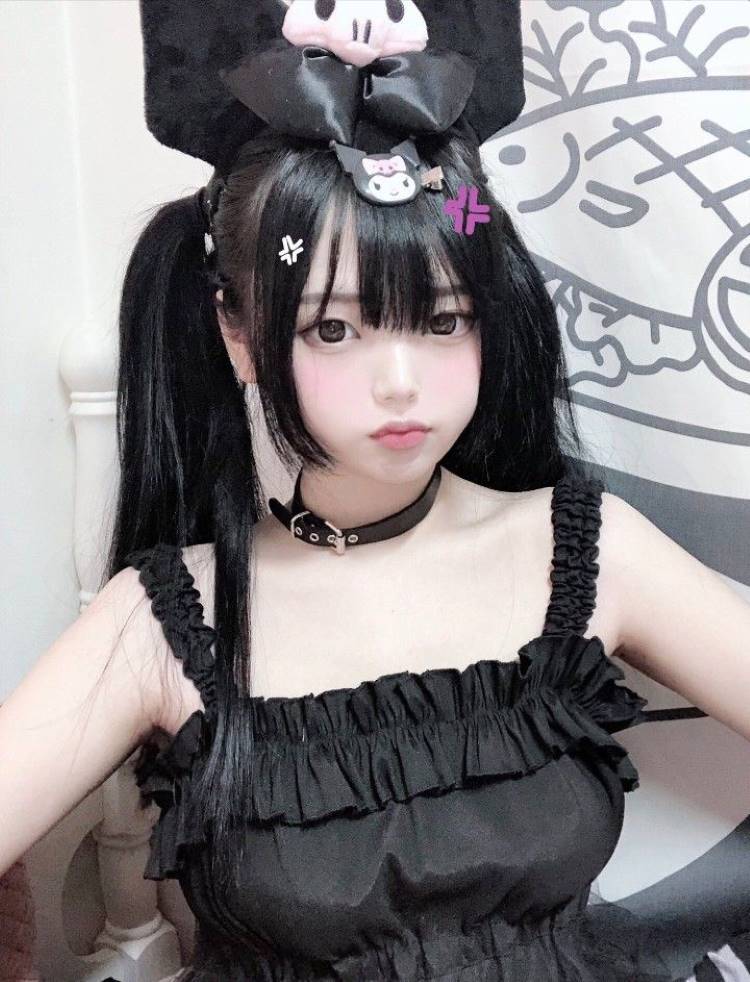kawaii girl vestida de preto