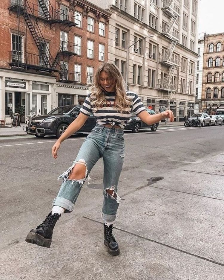 garota Tumblr de calça jeans