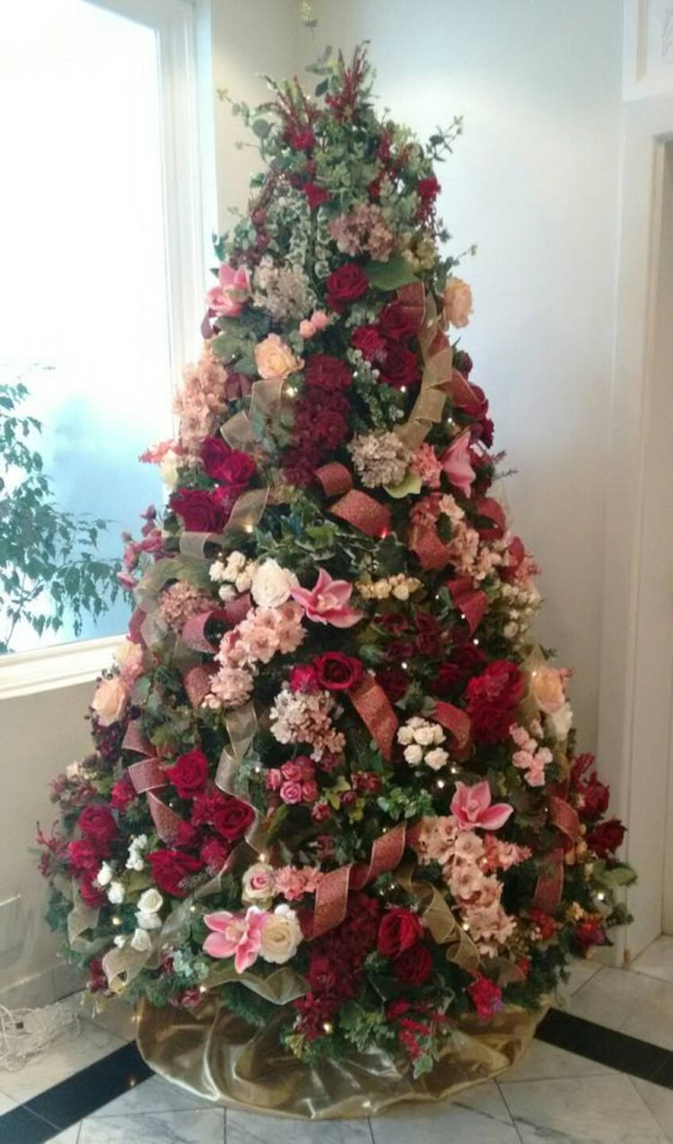 Árvore de natal com rosas.