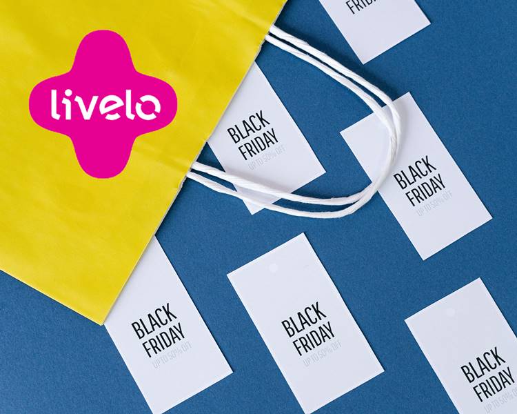 Bolsa amarela com cartões escrito BLACK FRIDAY e logotipo da empresa Livelo. Foto de cartões escrito Black Friday.
