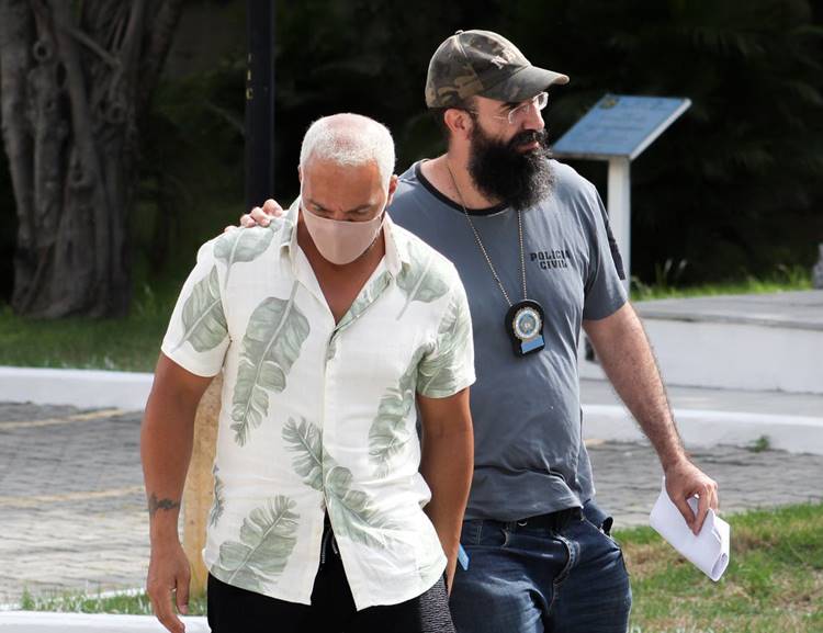 Cantor Belo sendo preso pela Polícia Civil. Foto do cantor Belo sendo preso.