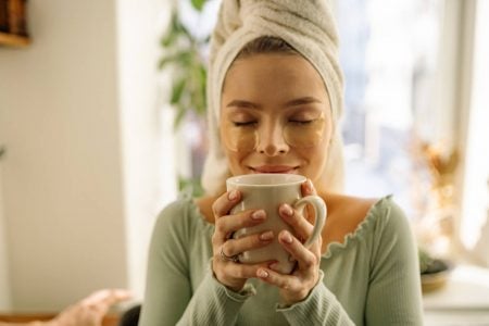 Chá de erva-cidreira: benefícios, receitas e contraindicações