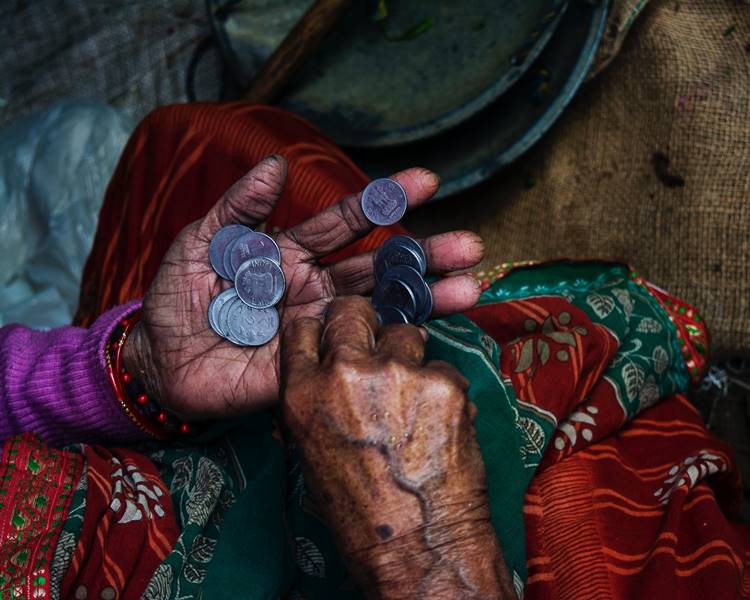 Foto de pessoa contando moedas.