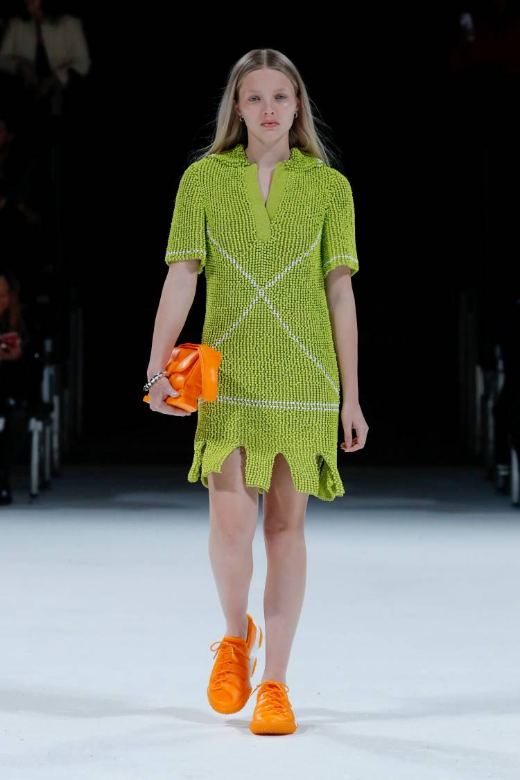 vestido verde e tênis laranja
