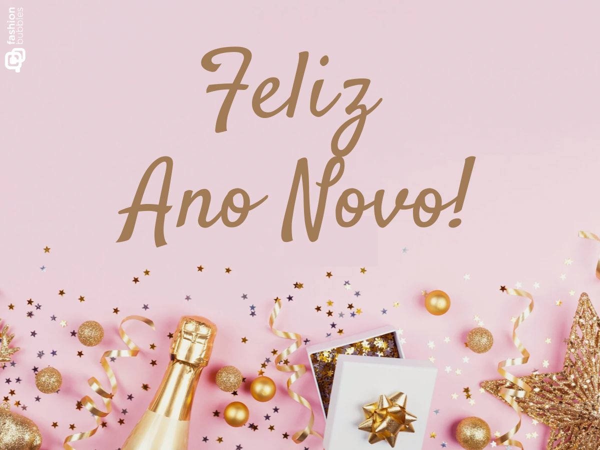 Ilustração com fundo rosa e objetos como: garrafa de champanhe, presentes e confetes dourados na parte inferior da imagem. No centro, a frase "Feliz Ano Novo"