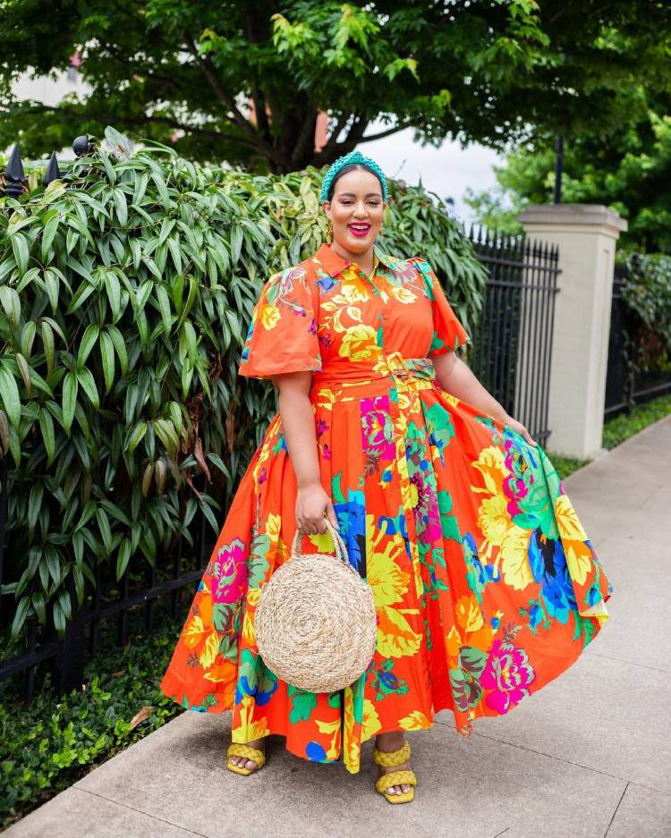 Estampas verão 2022;mulher usa vestido laranja com estampa floral Estampas verão 2022