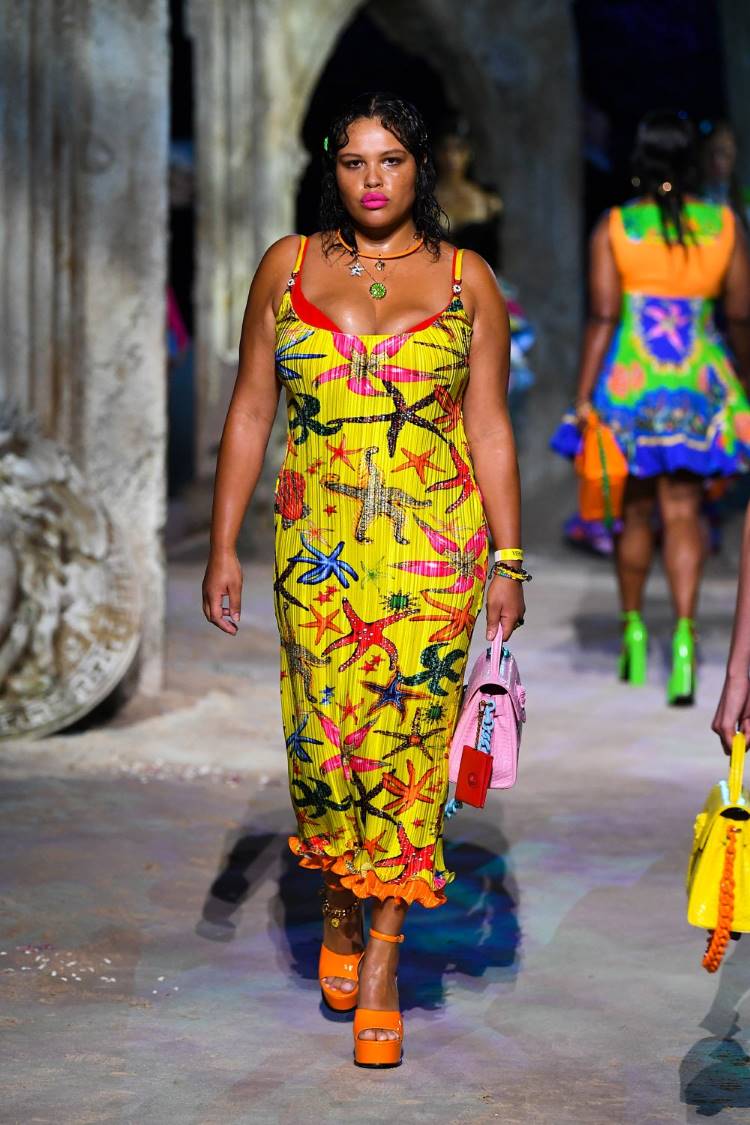 Estampas verão 2022: Desfile Versace Spring Summer 2021 vestido de estrela-do-mar
