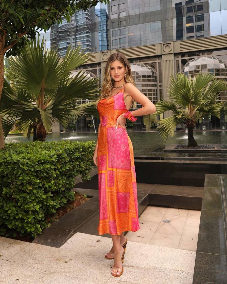 Estampas verão 2022;mulher usa vestido com estampa de lenço Estampas verão 2022