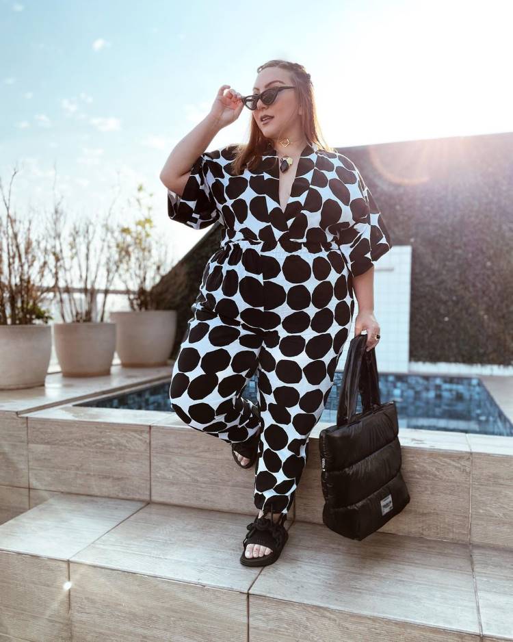 Estampas verão 2022;mulher usa macacão com estampa de poá Estampas verão 2022