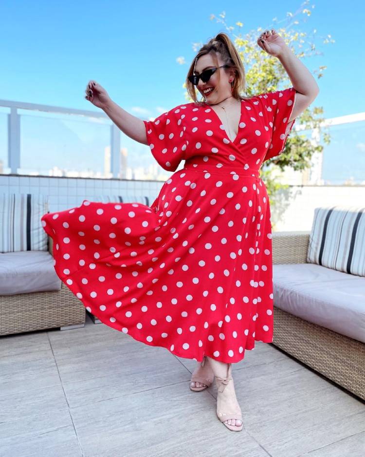 Estampas verão 2022;mulher usa vestido longo vermelho com estampa de poá vestido de bolinhas