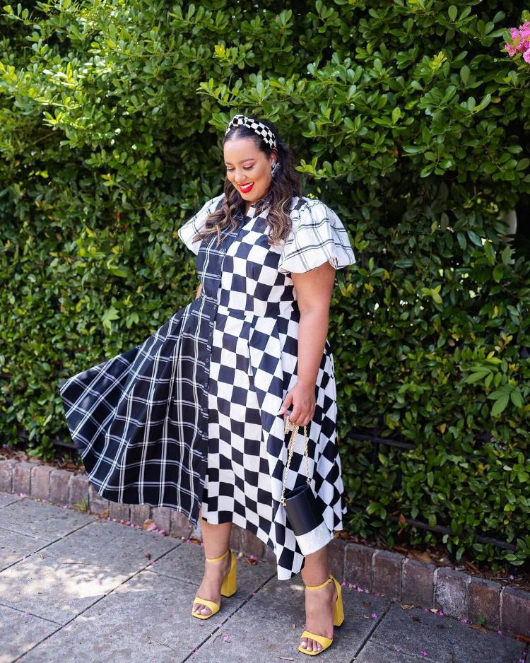 Estampas verão 2022; modelo usa vestido com estampa quadriculada preta e branca Estampas verão 2022
