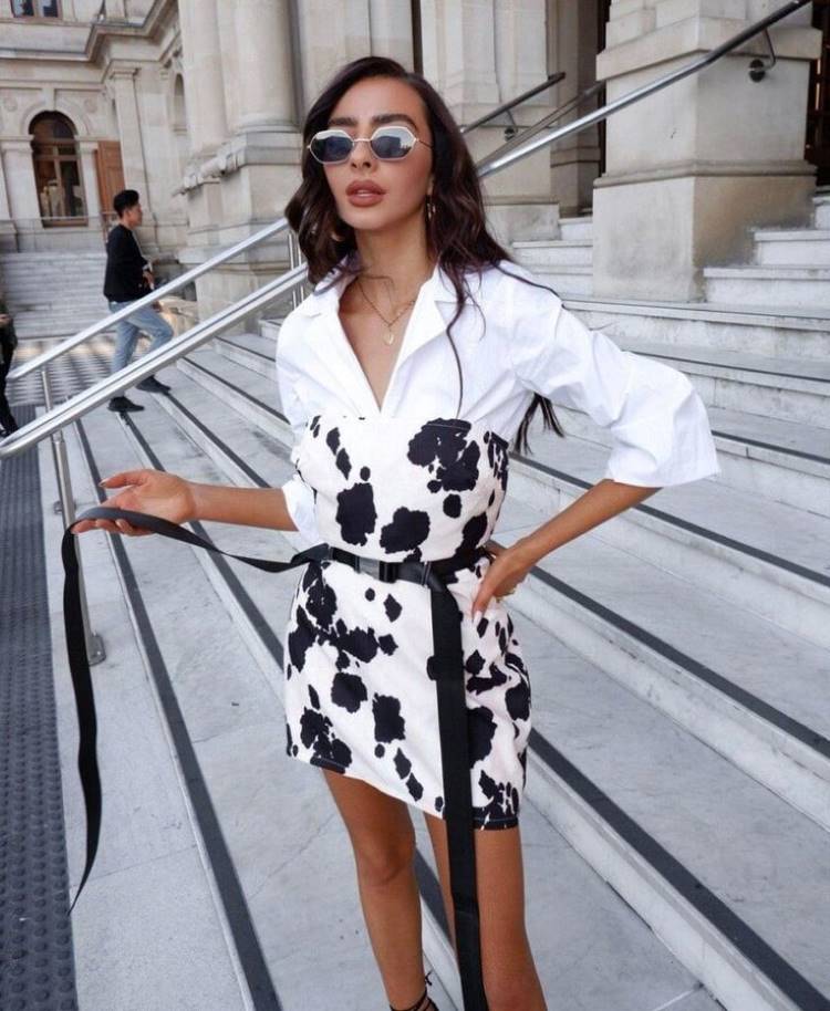 Estampas verão 2022;mulher usa vestido com estampa de vaca vestido vaca