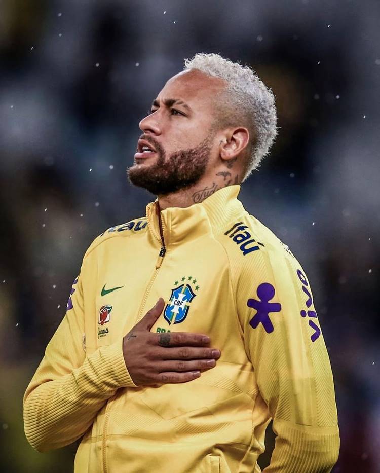 Neymar, jogador de futebol, com a mão no peito. Foto de Neymar.