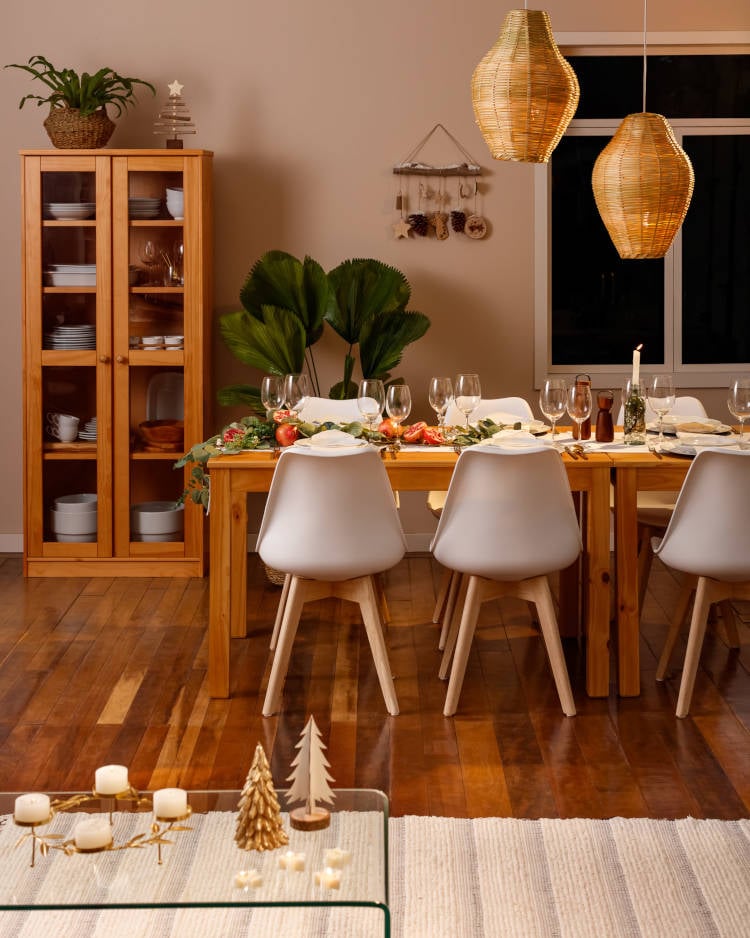 Sala de jantar com decoração natalina dourada.