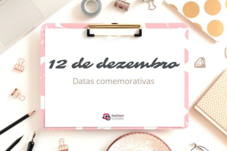 Imagem em fundo claro com objetos em cima. Por exemplo, grampos, fitas, lápis, canetas, notebook, caderno, etc. No centro, prancheta rosa e branca com folha de sulfite branca. Está escrito nela em cinza escuro "12 de dezembro". Abaixo, em marrom, "Datas comemorativas". Mais abaixo, logo do Fashion Bubbles, em cinza e rosa.