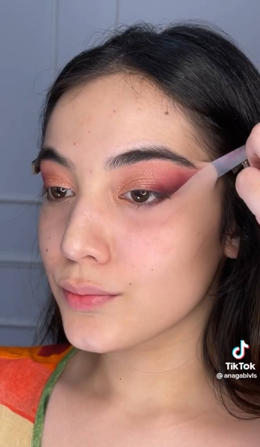 Influenciadora retirando a fita do olho com sombra