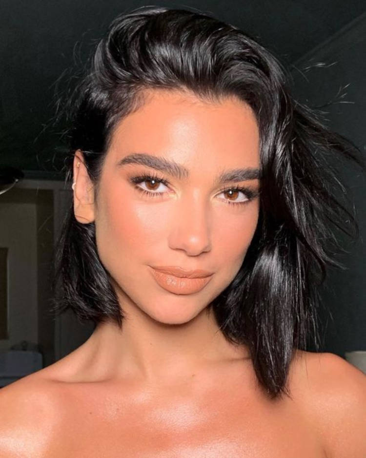 Dua lipa com maquiagem simples, de poucos produtos e batom nude