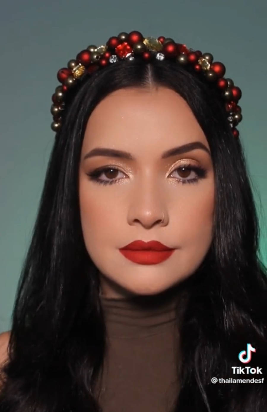 Print de vídeo de mulher de pele clara com sombra dourada e batom vermelho
