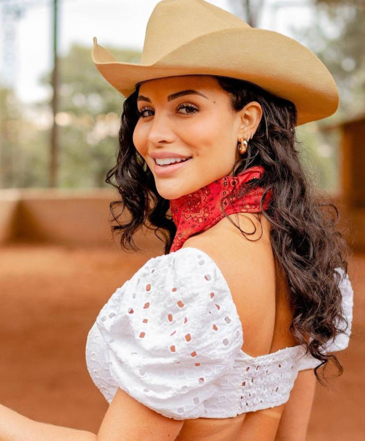 Aline Mineiro com cabelo comprido A Fazenda