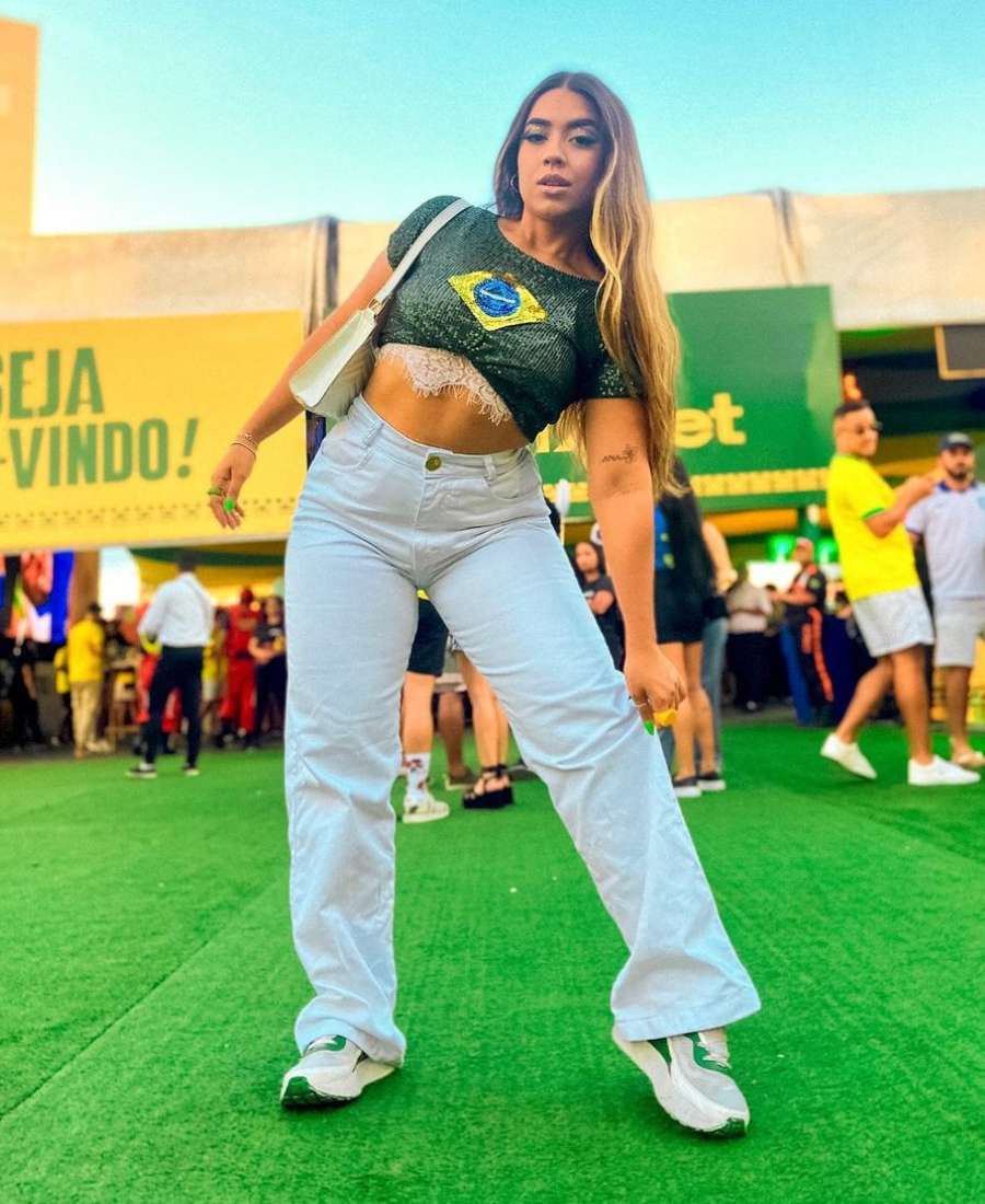 looks para Copa do Mundo com cropped do Brasil de lantejoulas e calça jeans wide leg
