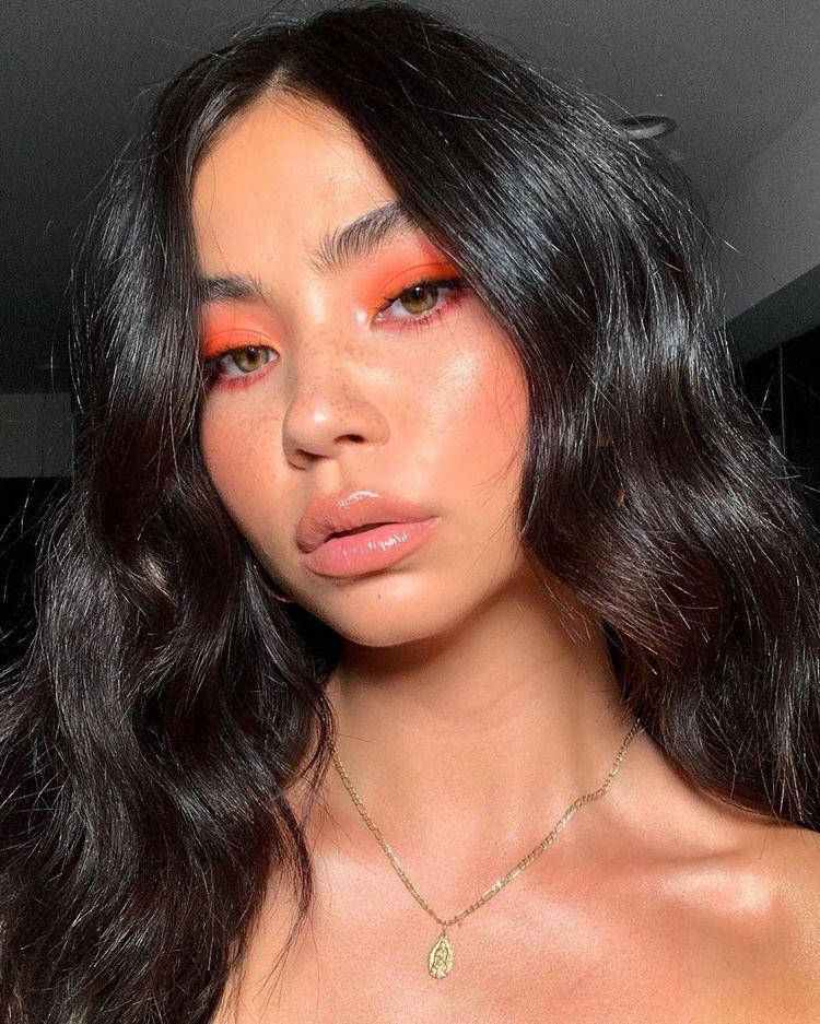 Maquiagem de pele glow e sombra laranja