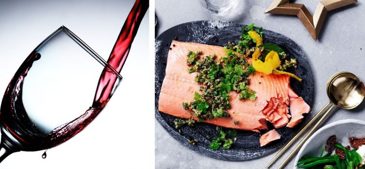 foto da esquerda taça de vinho tinto, foto da direita prato de salmão assado