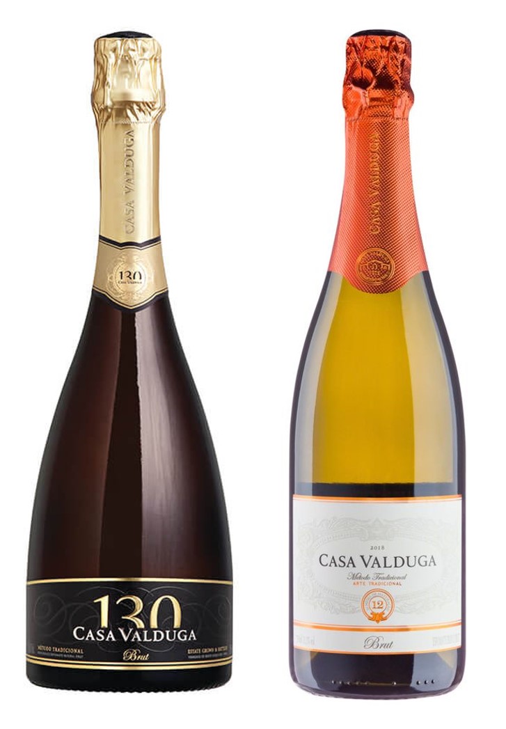duas garrafas de espumantes do produtor Casa Valduga, produzidos pelo método clássico a partir das uvas chardonnay e pinot noir