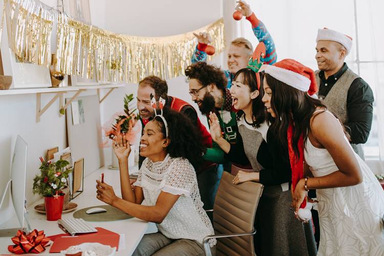 Foto de família conversando com alguém pelo computador - amigo secreto.