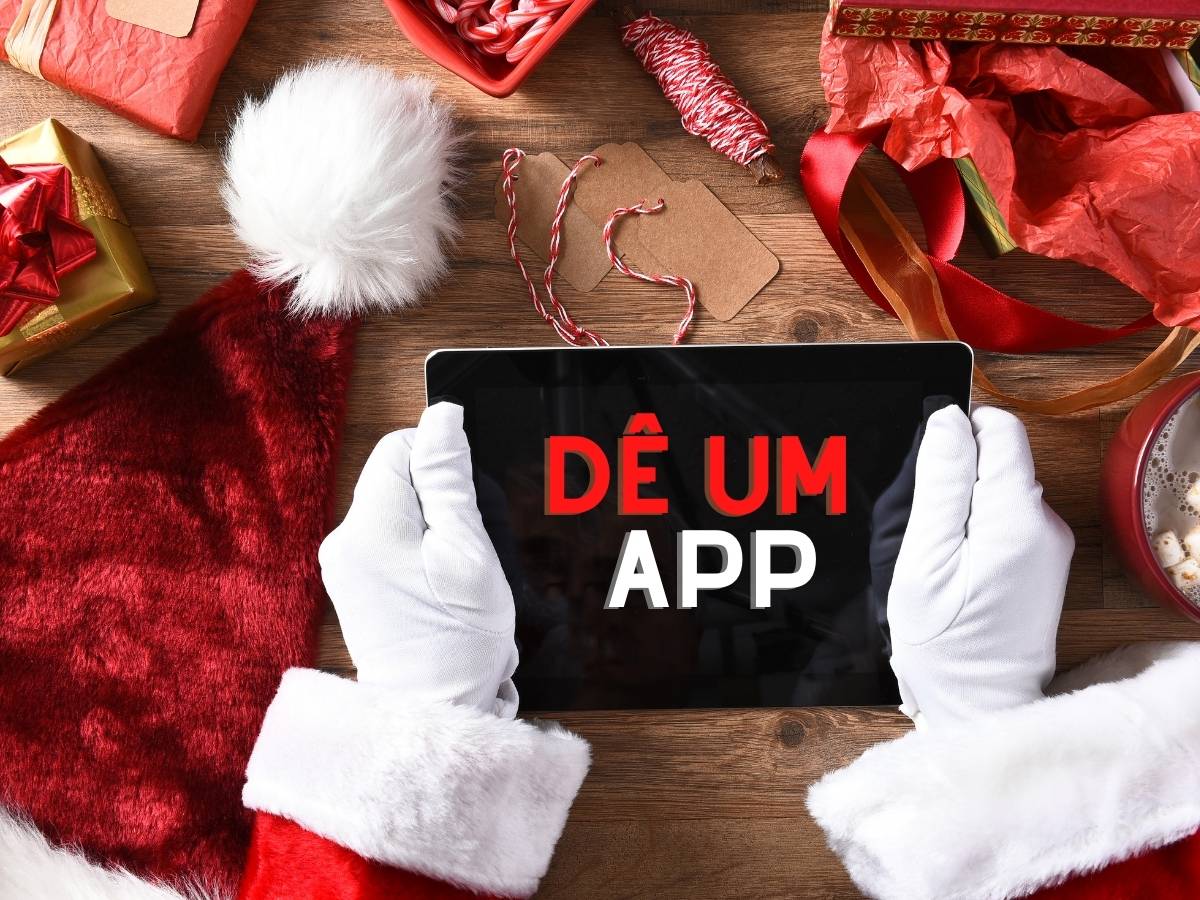 Papai Noel segurando um tablet com app de presente.