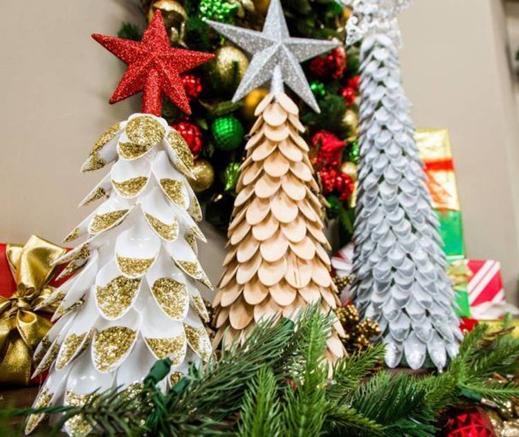 Foto de Árvores de Natal feitas com colheres descartáveis - faça você mesmo decoração de natal.