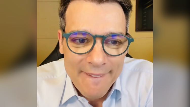 Celso PortiolCelso Portiolli de óculos fala para a câmera do celular e faz agradecimento, emocionado.li, SBT, Domingo Legal, Silvio Santos