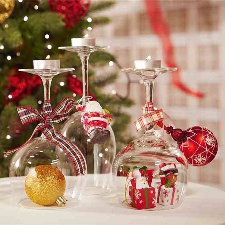 Foto de centro de mesa feito com taças - faça você mesmo decoração de natal.