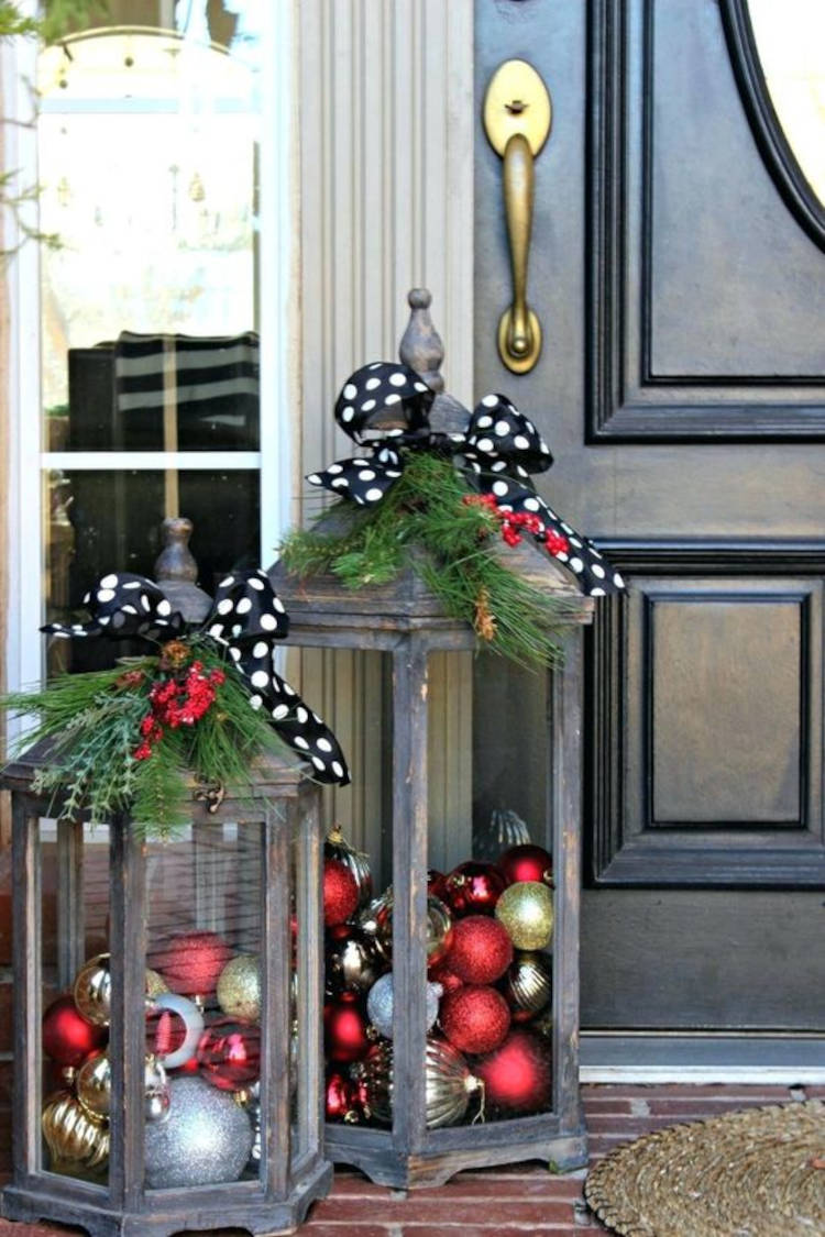 Lampião com bolas coloridas. Decoração de natal para jardim com bolas de natal.