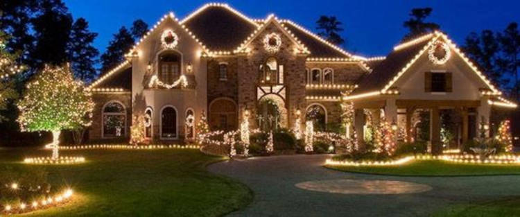Decoração de natal para jardim com luzes. Casa iluminada.