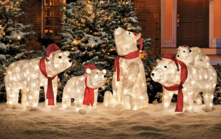 Ursos polares com detalhes vermelhos. Decoração de natal para jardim com ursos iluminados.