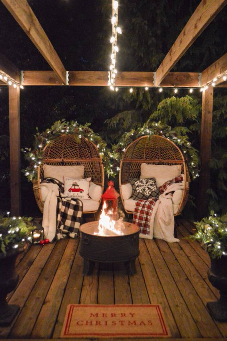 Varanda com poltronas e decoração natalina. Decoração de natal na varanda.