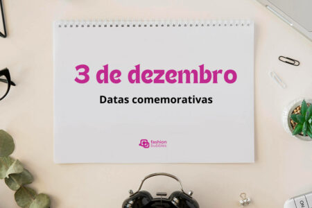Foto de prancheta em mesa de escirtório com a frase "3 de dezembro" escrito em rosa