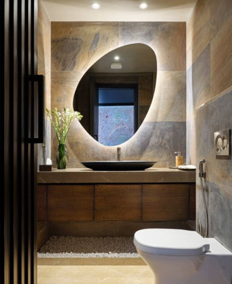 Lavabo com iluminação atrás.