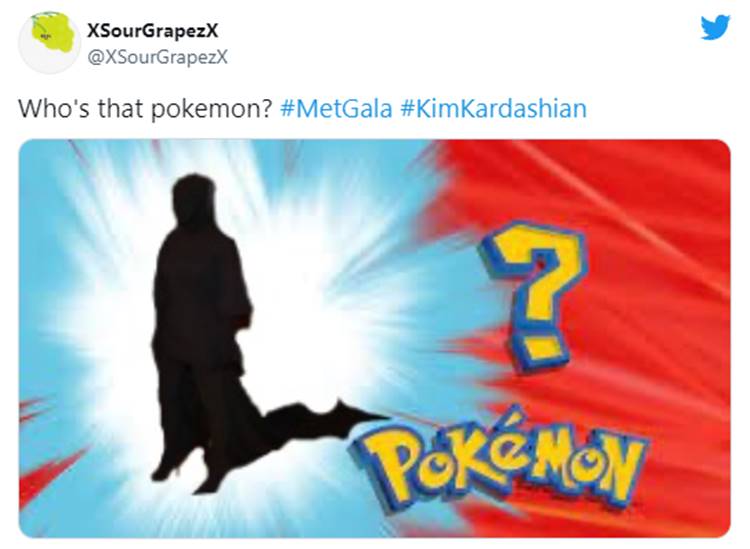 Foto com meme sobre Kim Kardashian no Met Gala 2021 - Melhores memes 2021.