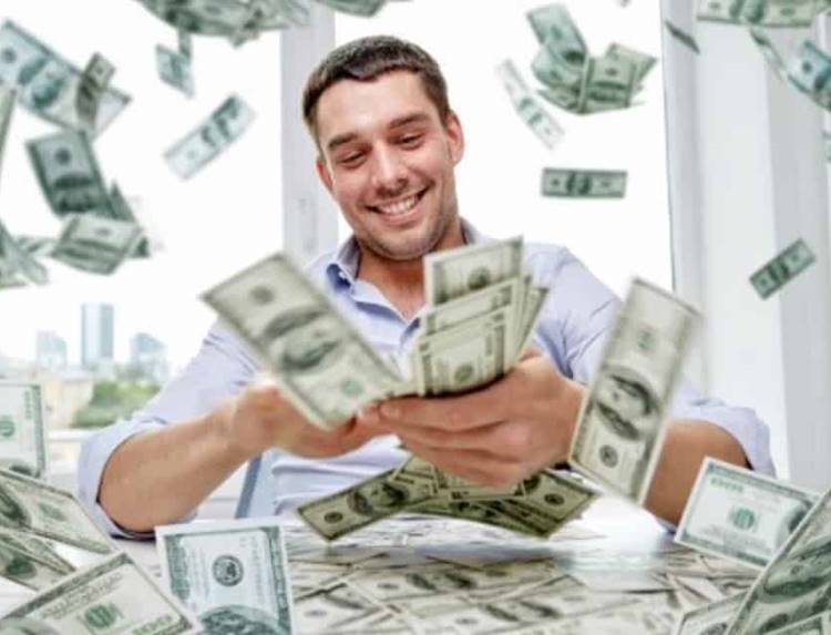 Foto de homem jogando dinheiro pro ar - prêmio A Fazenda.