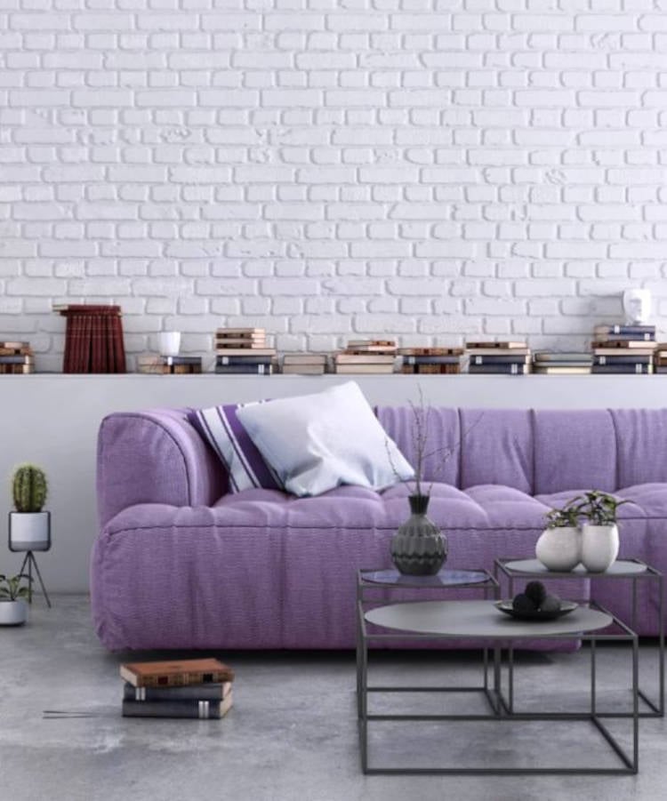 Sala com sofá colorido.