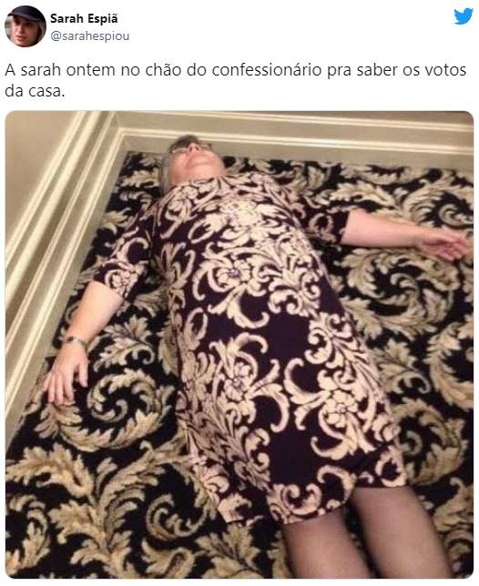 Meme com mulher deitada em tapete.