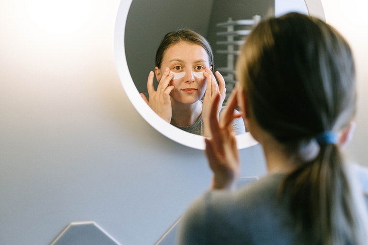 Protetor solar é essencial no skincare no verão